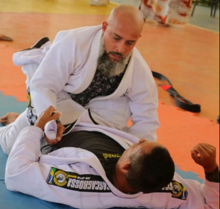 imagem de duas pessoas lutando em desenho